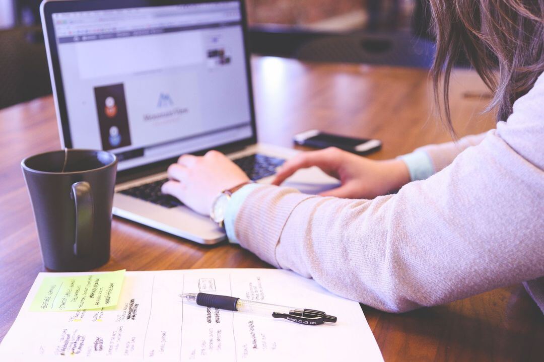 Client working on their résumé on a laptop